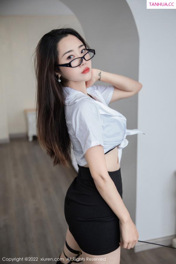   [XiuRen]高清写真图 2022.11.30 No.5930 严利娅Yuliya 短裙美臀第13张图片